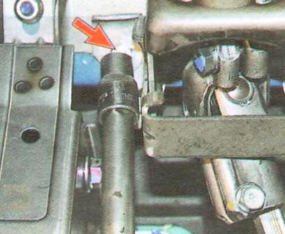 Выверните два болта крепления 