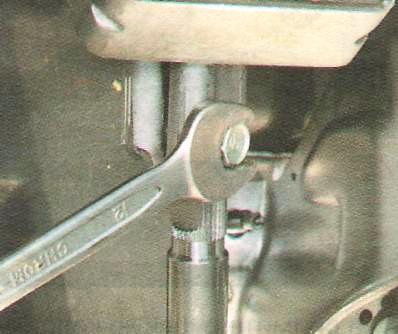 Выверните стяжные болты клеммовых креплений 