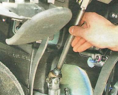 сдвиньте вверх промежуточный вал 