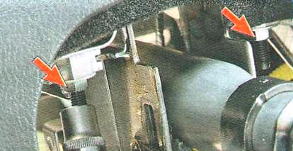 Отверните две гайки крепления верхнего кронштейна 