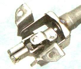 люфт в карданном шарнире вала рулевой колонки 