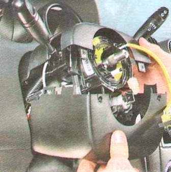Снимите кожух рулевой колонки 
