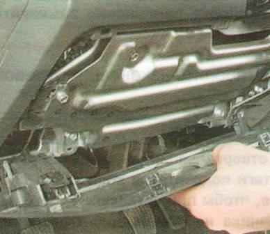 отсоедините нижнюю облицовку от панели приборов