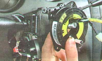 Снимите контактное кольцо звукового сигнала и подушки безопасности.