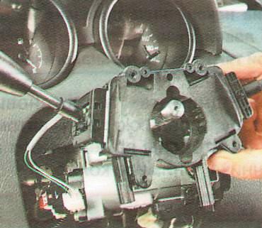 Снимите подрулевые переключатели 