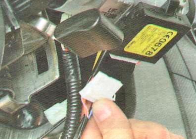 Отсоедините колодки жгутов проводов 