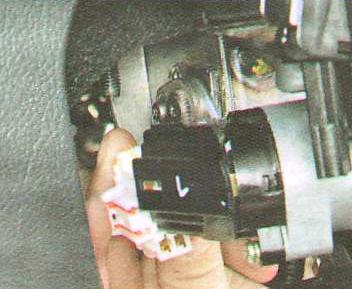 и от выключателя замка зажигания.