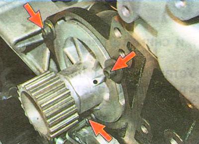Выверните три болта крепления насоса к блоку цилиндров