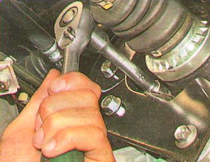 Замена масла в КПП Авео Шевролет