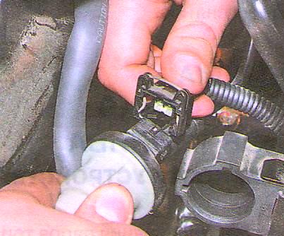 СНЯТИЕ, ПРОВЕРКА И УСТАНОВКА КЛАПАНА ПРОДУВКИ АДСОРБЕРА