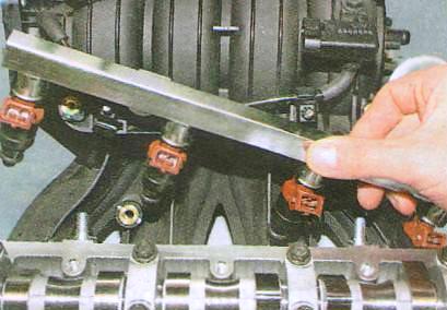 Снятие топливной рампы Шевролет Авео