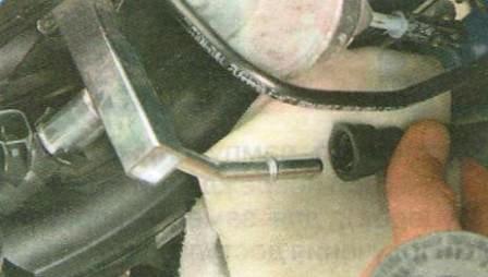 Снятие топливной рампы Шевролет Авео