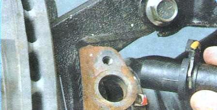 извлеките датчик из отверстия кулака 