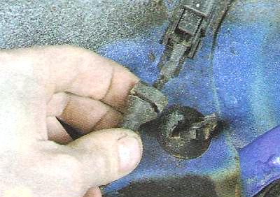 Отсоедините от держателя на боковине кузова жгут проводов 