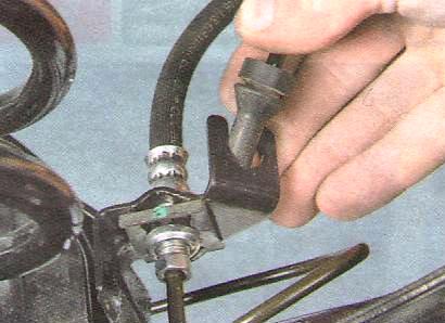 выведите жгут проводов из кронштейна 