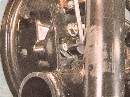 Выверните болт