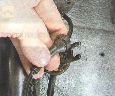 Выведите жгут из верхнего