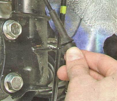 нижнего кронштейнов на амортизаторной стойке