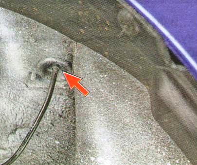  Поддев отверткой резиновую заглушку