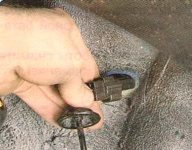 вытяните жгут проводов с колодкой через отверстие