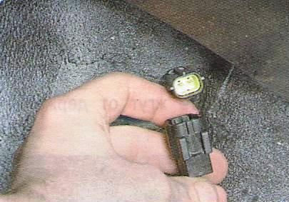 разъедините колодки жгута