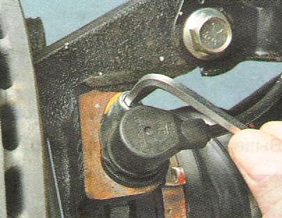 Выверните болт крепления датчика к поворотному кулаку