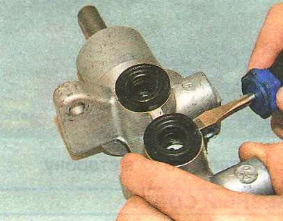 извлеките втулки из отверстий корпуса цилиндра. 