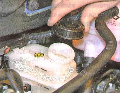 Отверните пробку бачка 