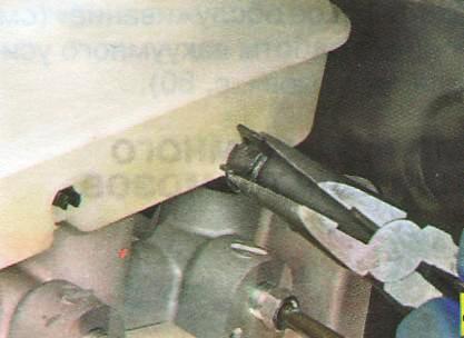 Ослабьте хомут крепления шланга 