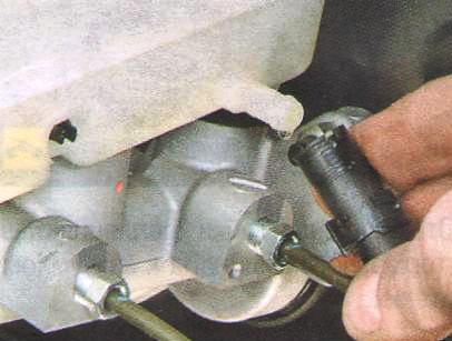 Отсоедините шланг от бачка главного тормозного цилиндра. 