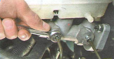 Отверните гайки крепления к цилиндру двух трубопроводов