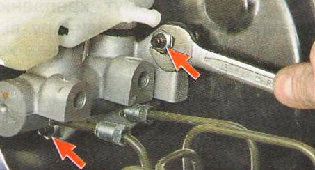 Отверните две гайки крепления 