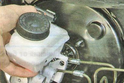 снимите главный тормозной цилиндр в сборе с бачком.