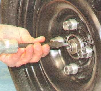 расконтрите бородком гайку ступицы