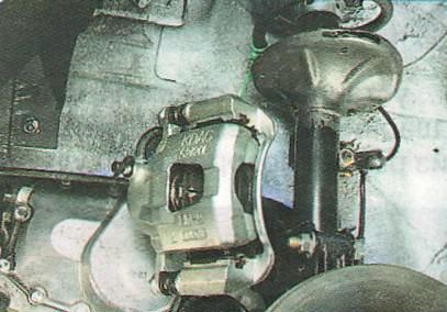 Снимите суппорт тормозного механизма 