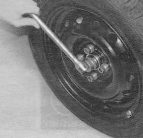 Ослабьте затяжку гайки ступицы и гаек крепления колеса.