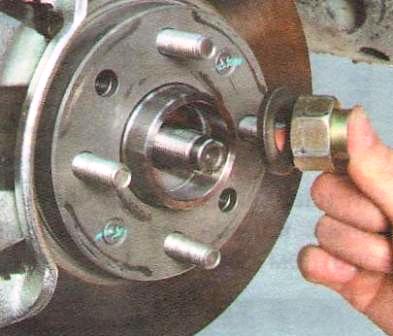 Окончательно отверните гайку ступицы, снимите ее 
