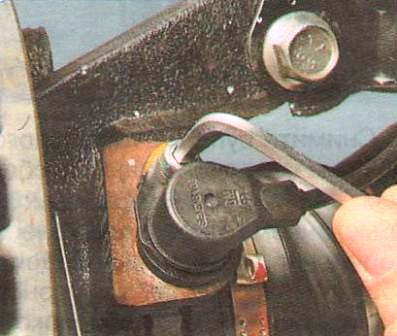 Выверните болт крепления.