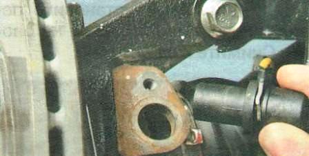 Извлеките датчик частоты вращения колеса 