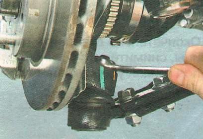 Отверните гайку крепления шаровой опоры 