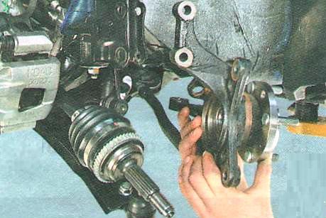 Снимите поворотный кулак 