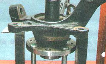 Выпрессуйте ступицу из поворотного кулака с помощью пресса