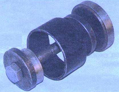 удобно использовать имеющийся в продаже съемник 