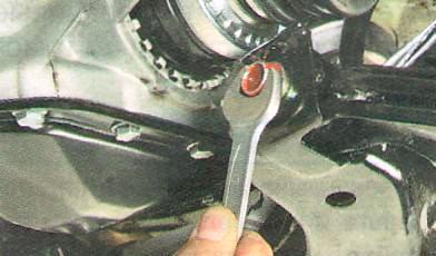 Выверните болт переднего крепления рычага.