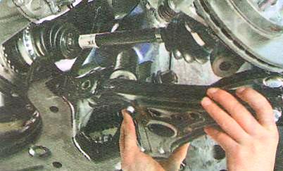 Снимите рычаг передней подвески.