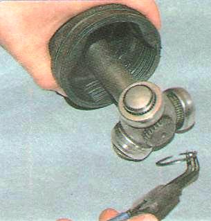 Снимите кольцо выведя его из проточки