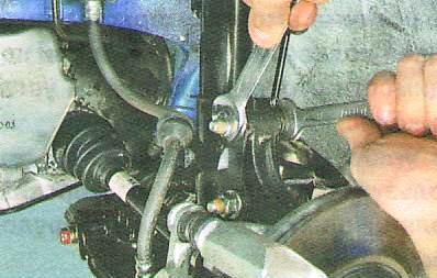 Отверните гайки болтов крепления поворотного кулака 