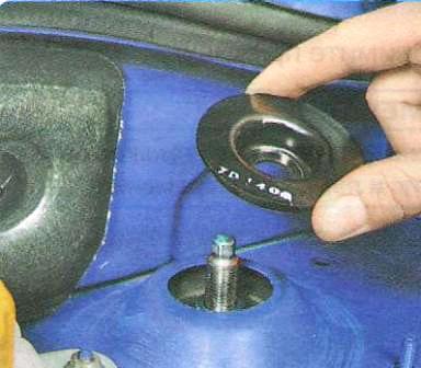  снимите упорную шайбу.