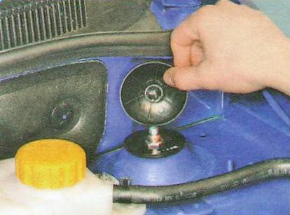 Снимите защитную крышку верхней опоры 