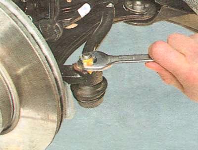 Отверните гайку крепления пальца шарнира наружного наконечника 